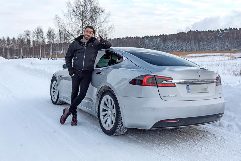 Jupe hankki autonsa oopperalaulaja Mika Pohjosen autokaupasta.