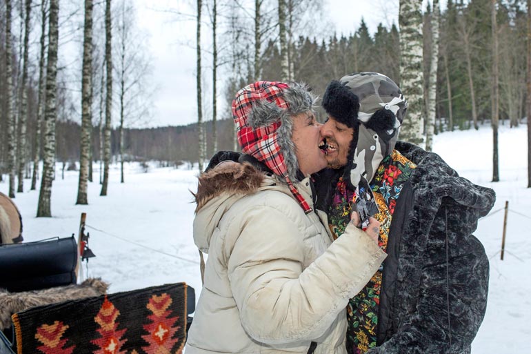 Anna salmiakkisuukko, rakas! Aryan ”Arska” Mishra, 33, yllätti totaalisesti Wilma Schlizewskin, 62, kosimalla tätä Espoon Nuuksiossa. – Vastasin heti myöntävästi, Wilma myhäilee.