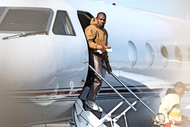 Kanye West palasi yksityiskoneella Kaliforniaan pitkän tauon jälkeen.