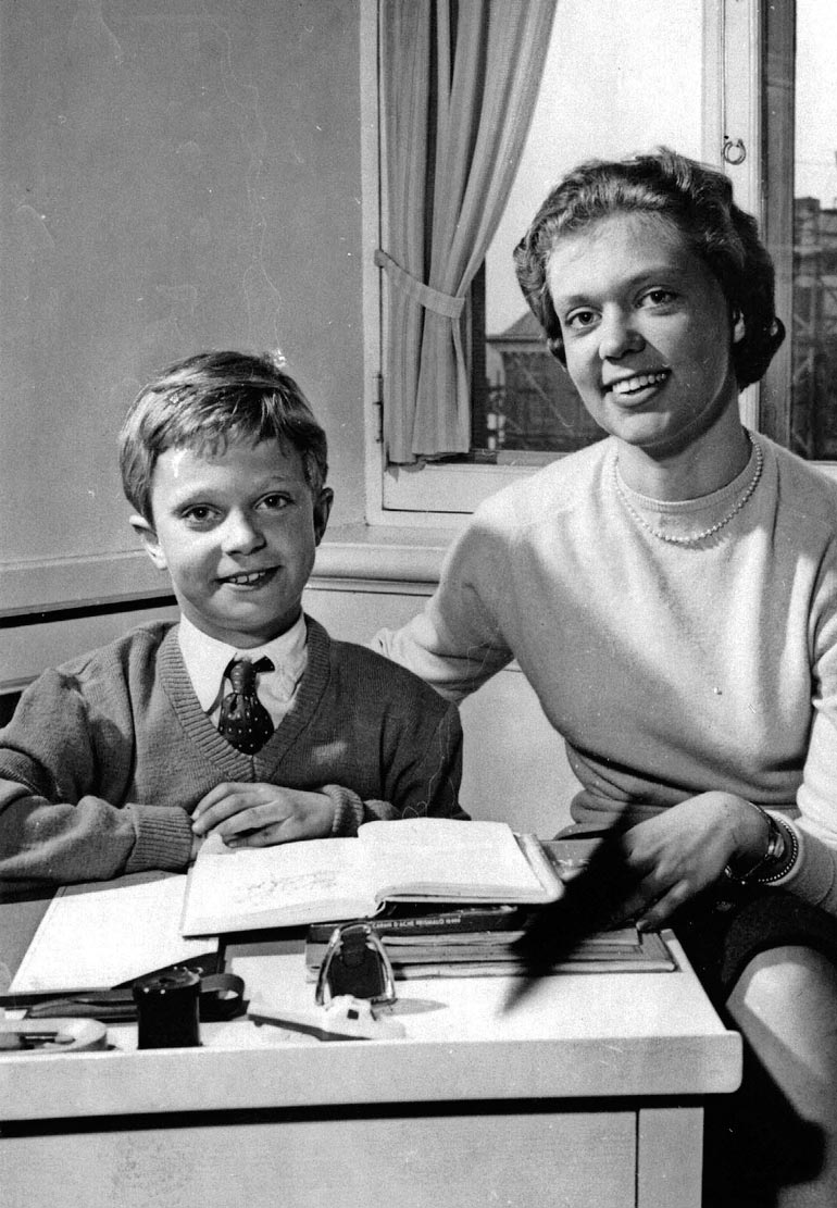 Kaarle Kustaan ja Birgitan ikäero näkyy nykykuvia selvemmin vuoden 1956 kuvassa. Kuningas haluaa pitää isosiskostaan huolta tämän viimeiset vuodet.