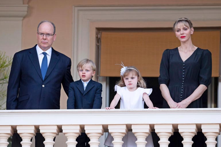 Albert viihtyy aika ajoin Suomessakin ja on tuonut kertaalleen Lappiin myös Charlenen ja kaksosensa.