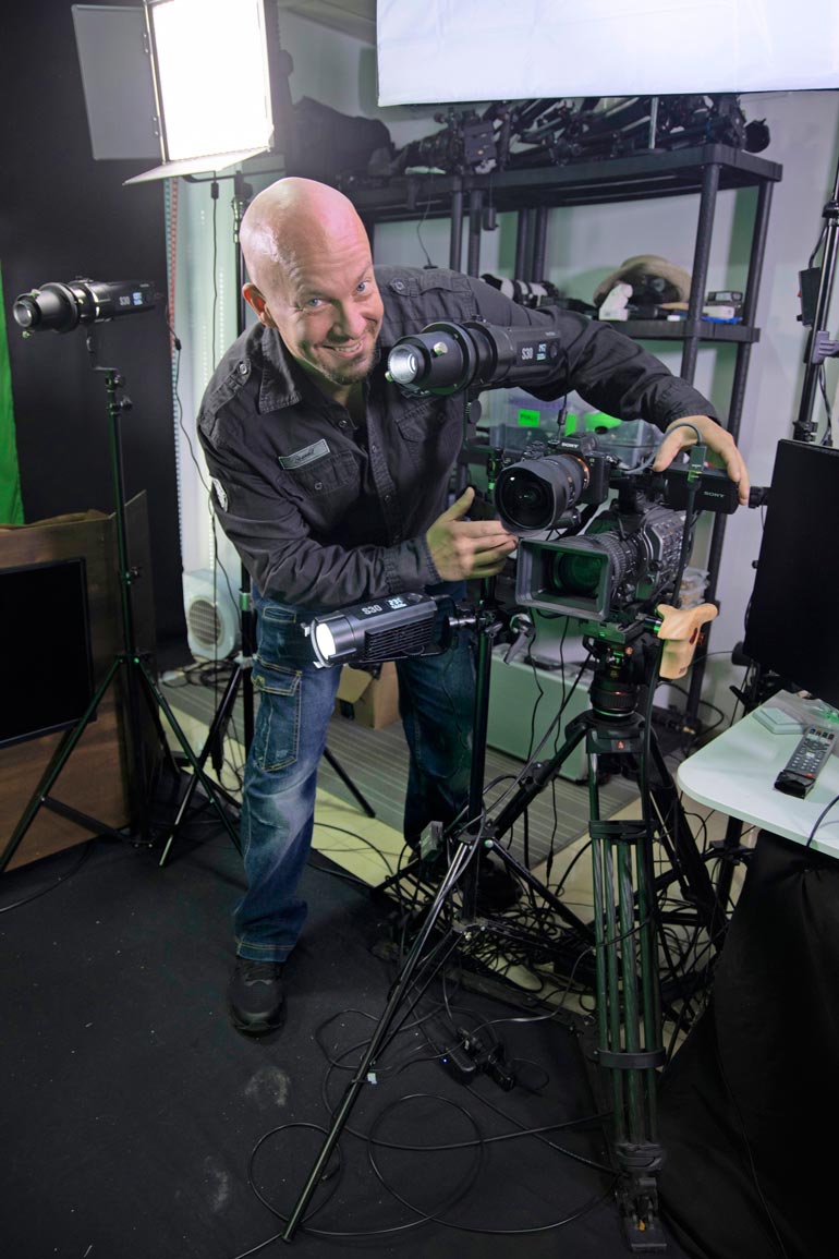 Keisari valtakunnassaan! Henry Aflechtin perustama Aurinkorannikon Mediakeskus tarjoaa vuokrakäyttöön modernin tv- ja äänitysstudion, missä laitteet ovat viimeisen päälle.
