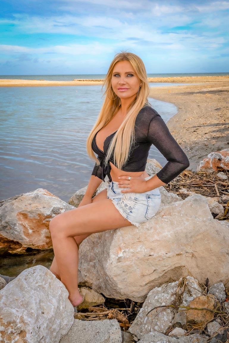 – Rahoitan musiikkini myymällä eroottisia kuvia ja videoita itsestäni OnlyFans-sivustolla netissä, suomalaisblondi paljastaa.