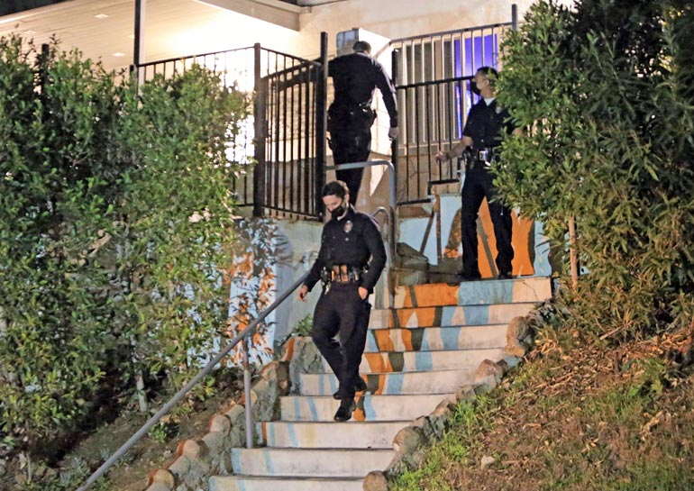 Viime viikon keskiviikkona poliisit kävivät koputtelemassa Mansonin kotiovelle Hollywood Hillsin asunnolla. Hänen ystävänsä kerrottiin olleen huolissaan muusikon hyvinvoinnista.
