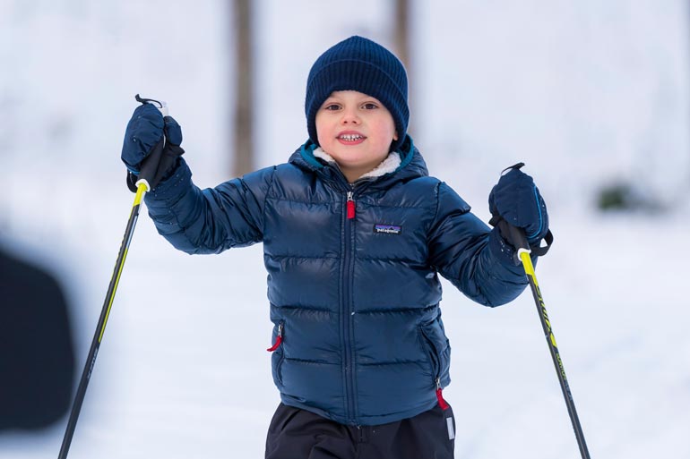 Pikkuprinssi Oscar nautti talvipäivästä ja oli suksien päällä kuin kokeneempikin tekijä.