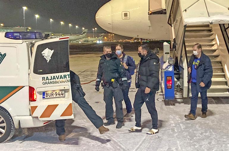 Siviilipoliisit saattelivat kohuliikemiehen heti koneen laskeuduttua rajavartiolaitoksen pakettiautomalliseen limusiiniin.