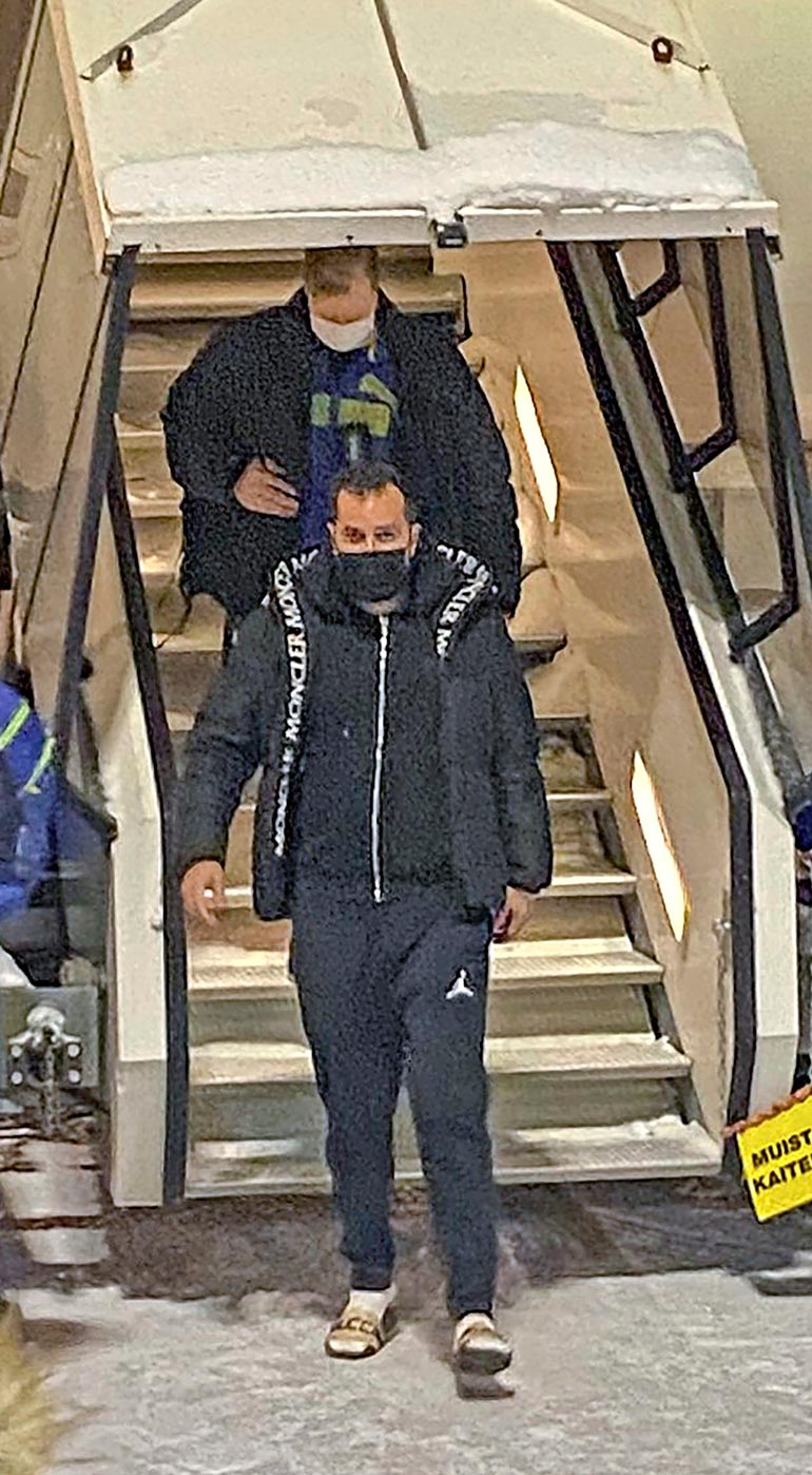 Kovana muotimiehenä tunnetulla Nikolla oli Guccin rantaläpsyttimien lisäksi reilun tuhannen euron hintainen Moncler-toppatakki.