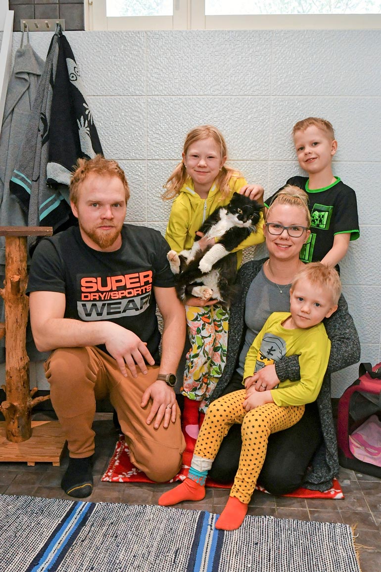 Harmaa Hugo-kissa tuli Kostin sijaiseksi. Nyt odotellaan jännittyneinä, kuinka kollit ystävystyvät Kostin karanteenin päätyttyä. – Se on karanteenissa, ettei tartuttaisi mahdollisia loisia muihin, Niklas-isä kertoo.