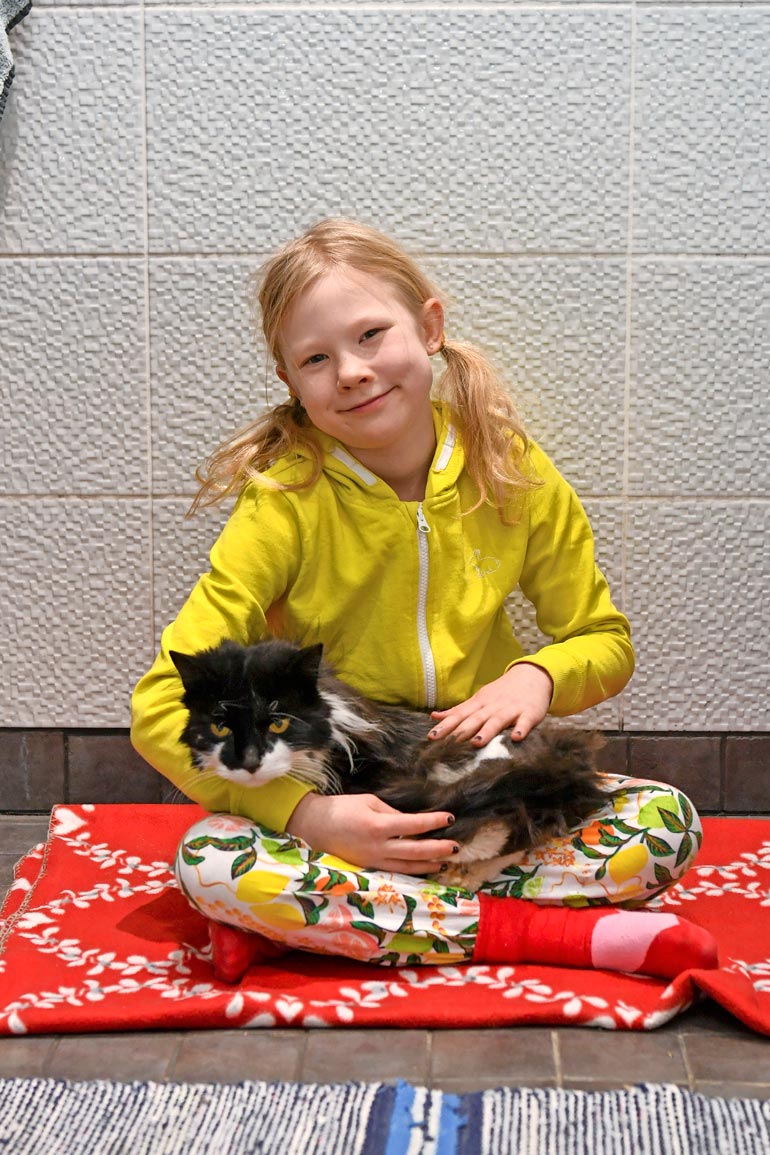 Kolmasluokkalaiselle Netalle Kosti on kaikki kaikessa. Tytön sydän on onnesta sykkyrällä, kun Kosti on saatu takaisin.