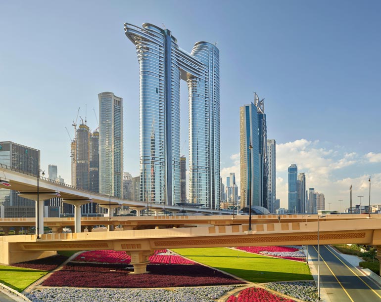 Stefan laittoi maanantaina Instagramiin kuvan, jossa allekirjoitti Sky View -pilvenpiirtäjässä sijaitsevan asunnon kauppakirjoja. Hän totesi, ettei kaupanteko ole Dubaissakaan yksinkertaista.