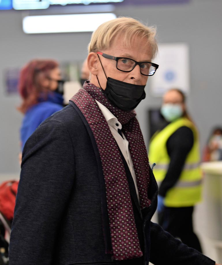 Topi oli pukeutunut tavoilleen uskollisesti tyylikkäästi, mutta liikemies oli unohtanut peittää tuulenhalkaisijansa maskilla!