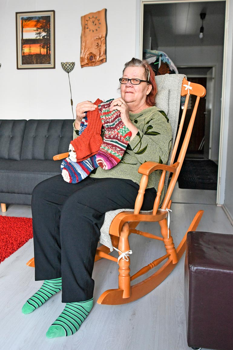 Tuhansia sukkapareja kutonut Reija on lahjoittanut töitään sekä synnytysosaston vauvoille että Venäjän vankiperheille.