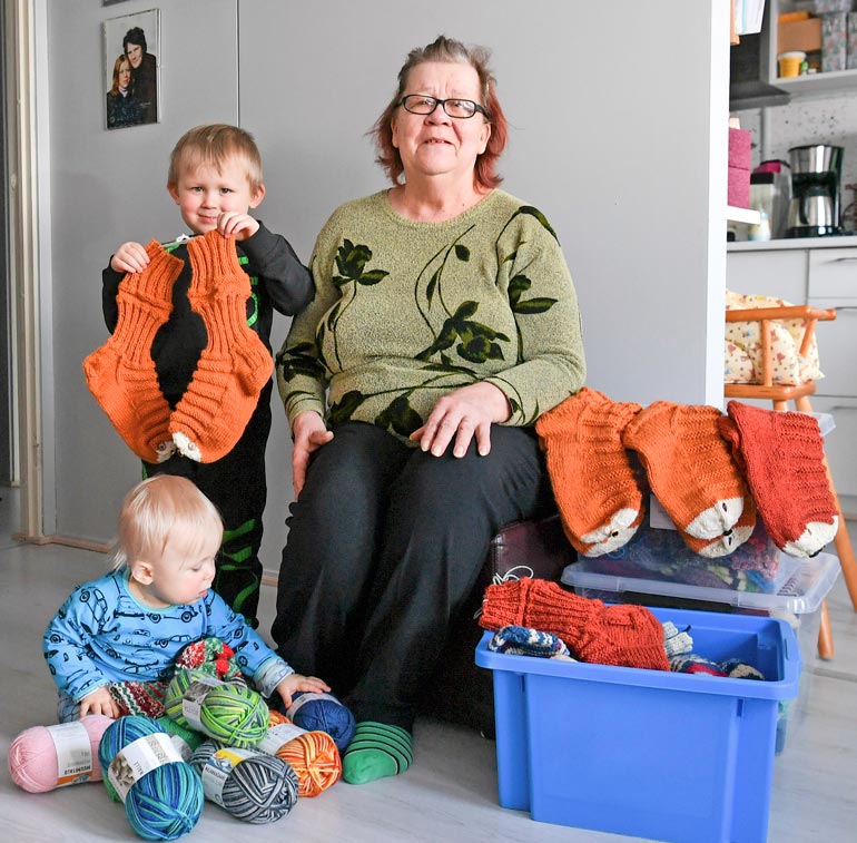 Reija-mummu on kutonut villasukkia vuosikymmeniä. Perheenjäsenten, sukulaisten ja tuttavien hyllytila ei enää sukille riitä.