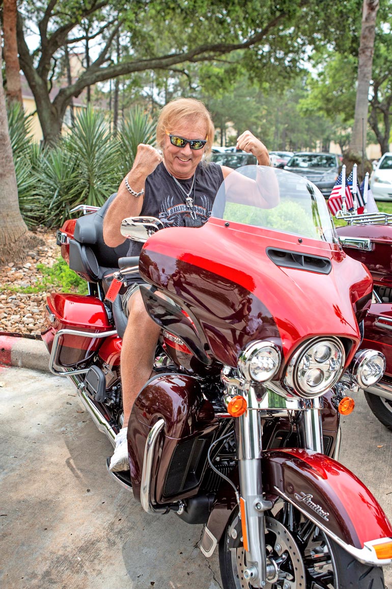 Kohta tekee kipeää! Vain muutama hetki kuvan ottamisen jälkeen Harley-Davidson kaatui ja Danny loukkasi jalkansa.
