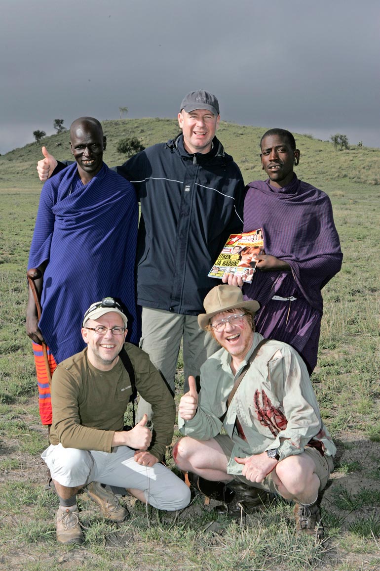 Kummelit kohtasivat aidot masai-heimon miehet Afrikassa. Toinen masaista nappasi Seiskan käteensä ja katseli värikästä lehteä ihmeissään.