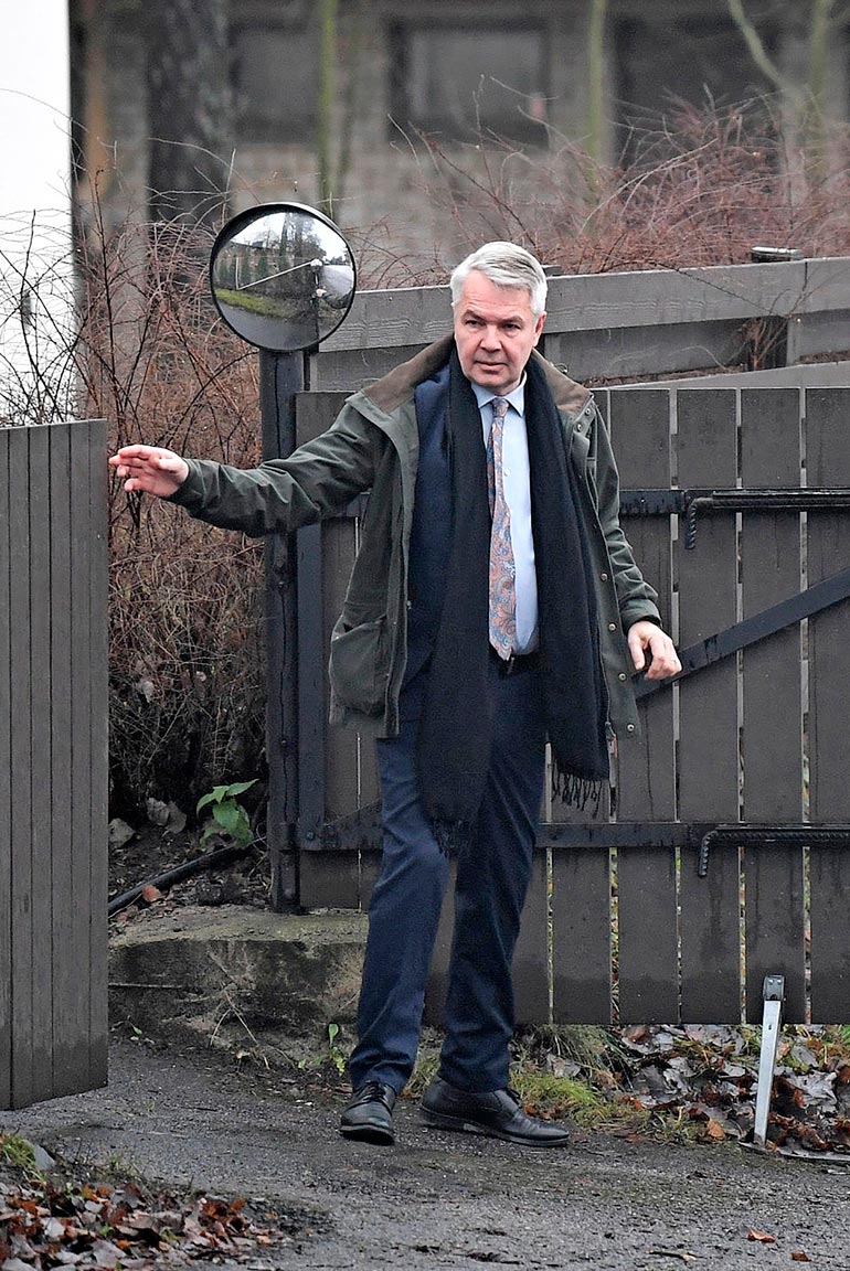 Pekka Haavisto on viime aikoina päätynyt kohusta kohuun. Nyt ihmetellään ministerin ajotaitoja.