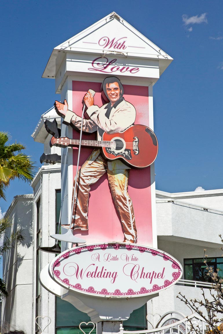 Pikavihkiminen onnistuu Las Vegasissa helposti. Danny ja Erika kävivät huvikseen katsastamassa tienvarsikirkon, jossa papin aamenen olisi lausunut itse Elvis Presley!