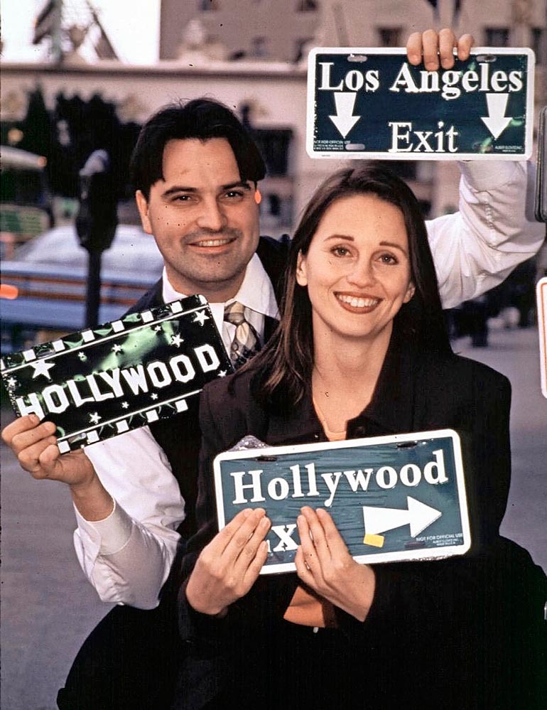 Teemu juonsi ja tuotti suoraan Los Angelesista Ylellä esitettyä Hollywood Xpressiä. Moni muistaa miehen myös vuosina 2000–2003 esitetystä Älä katso -ohjelmasta. Kuvassa juontajaparina Johanna Juntunen.