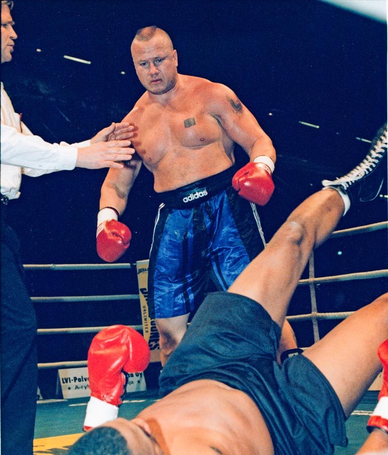 Ammattilaisten raskaansarjan suomenmestarina Tony tyrmäsi yhdysvaltalaisen Ken Woodsin marraskuussa 1998.