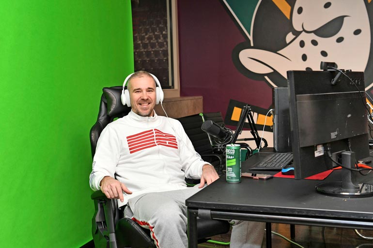 Aleksi juontaa Valavuori LIVE -ohjelmaansa studionsa green screeniä vasten. Sen avulla hän saa luotua ohjelmastaan juuri sen näköisen kuin haluaa.