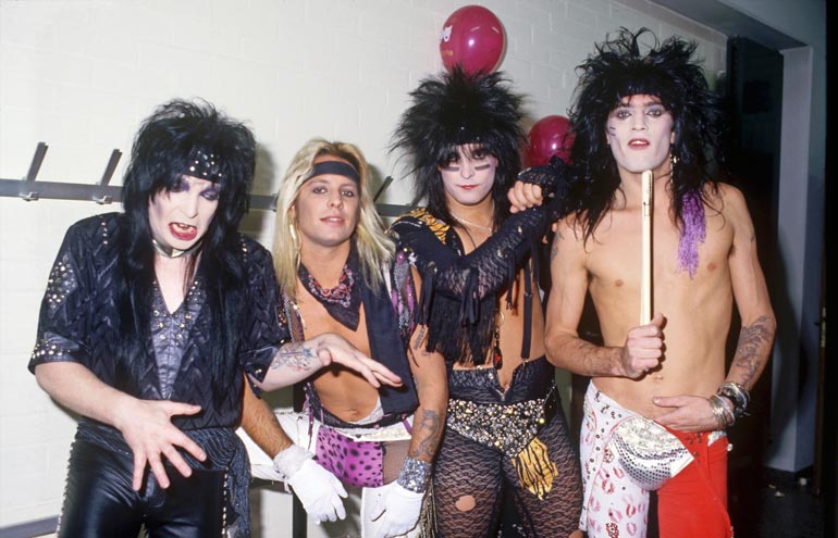 Mötley Crüeta Mikko ei tunnistanut, sillä tähdet tulivat haastatteluun siisteissä vaatteissa tässä nähdyn lookin sijaan.