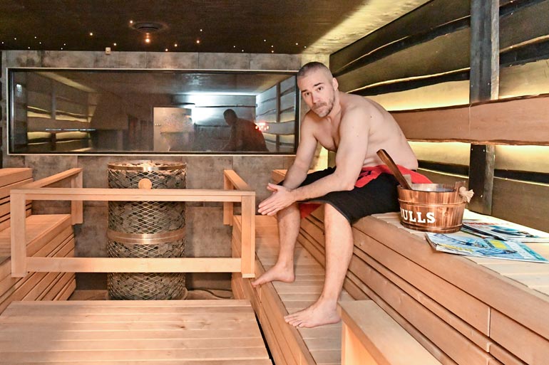 Studion saunatila on Aleksille tärkeä paikka. – Täällä tulee rauhoituttua lähetysten jälkeen.