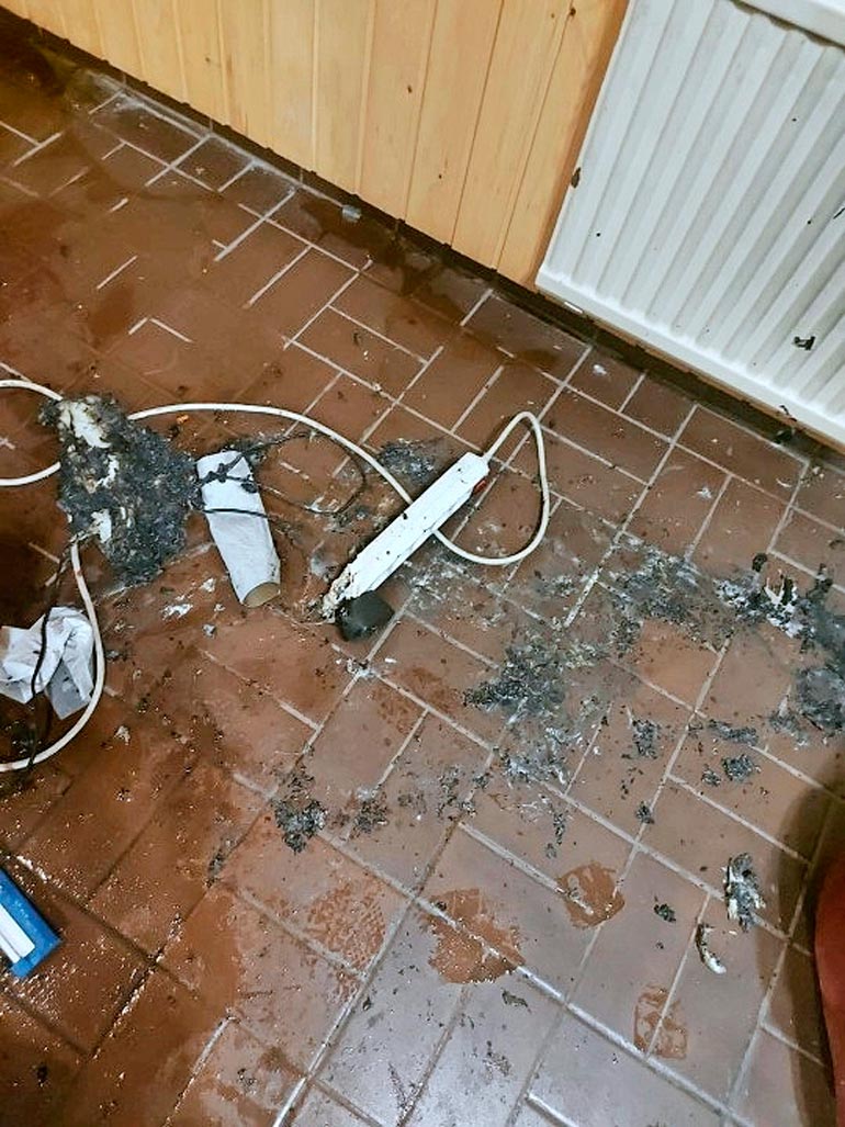 Tuhon jäljiltä tiililattiaa koristi sulanut sähköroina.
