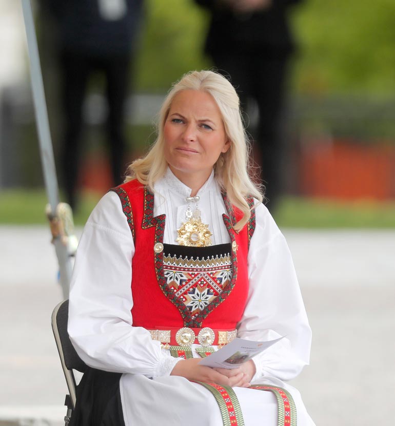 Mette-Maritin vaikea nuoruus, kariutunut avioliitto ja yksinhuoltajuus eivät norjalaisten mielestä istuneet hovin arvokkuuteen.