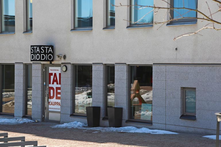 Poliisi tutkii lievää pahoinpitelyä, joka tapahtui tässä kauniaislaisessa taidegalleriassa.