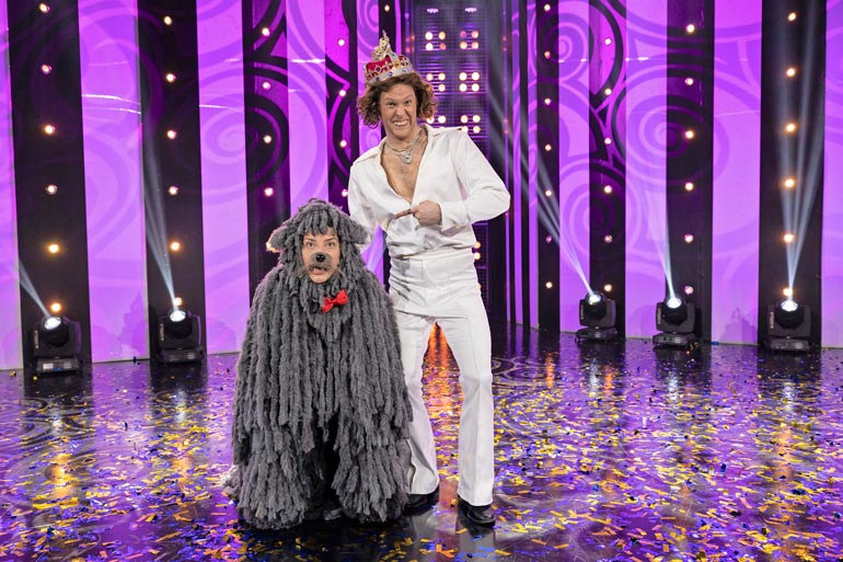Pilvi Hämäläisen (vas.) näyttelemä Pönttö ja Dennis Nylundin sketsihahmo Folke Rundqvist nauttivat katsojien suosiosta läpi Putous-kauden.