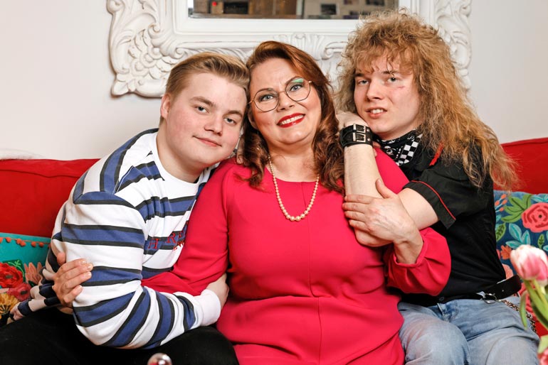 Nina pitää mieluusti Matiaksen ja Mikaelin vielä kotona. – Kyllä se kriisin paikka varmasti on, kun he joskus lähtevät pois.