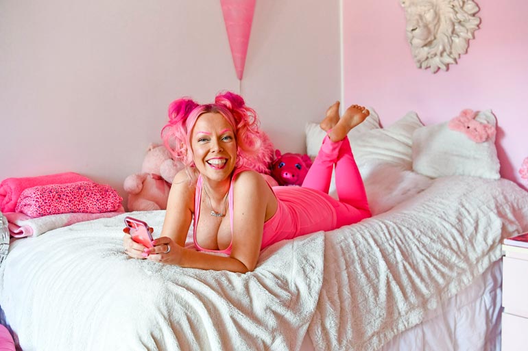 Pinksu on viihtynyt vuodesta 2007 Helsingin kantakaupungissa sijaitsevassa pinkissä luolassaan. – Tämä on tällainen näppärä yksiö! Olen viihtynyt tässä tosi hyvin.