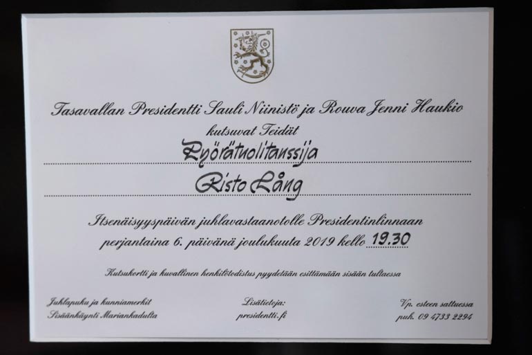 Linnan juhlien kutsu on Ristolla kehystettynä seinällä. – Vaalin juhlien muistoa lopun elämääni, Risto liikuttuu.