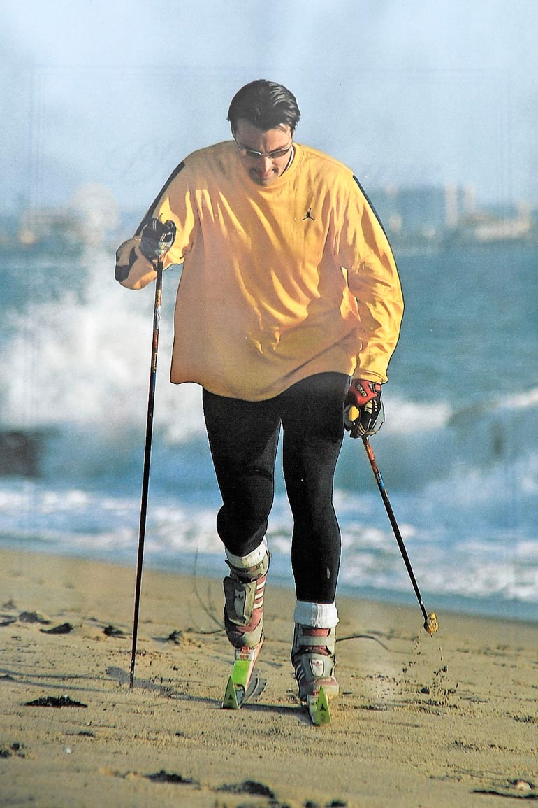 Teemu alkoi vuonna 2000 karistaa kiloja hiihtämällä Venice Beachin rantahiekalla.
