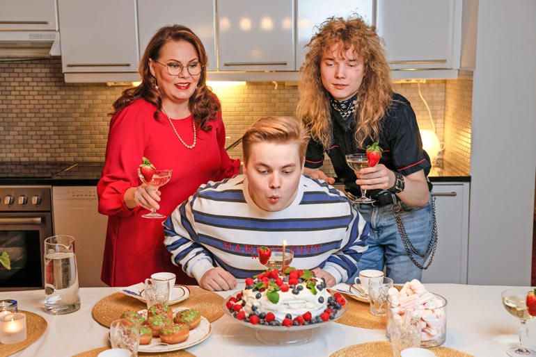 – Kippis! Kuului Ninan ja Mikaelin suusta, kun Matias puhalsi kynttilän hymyssä suin.