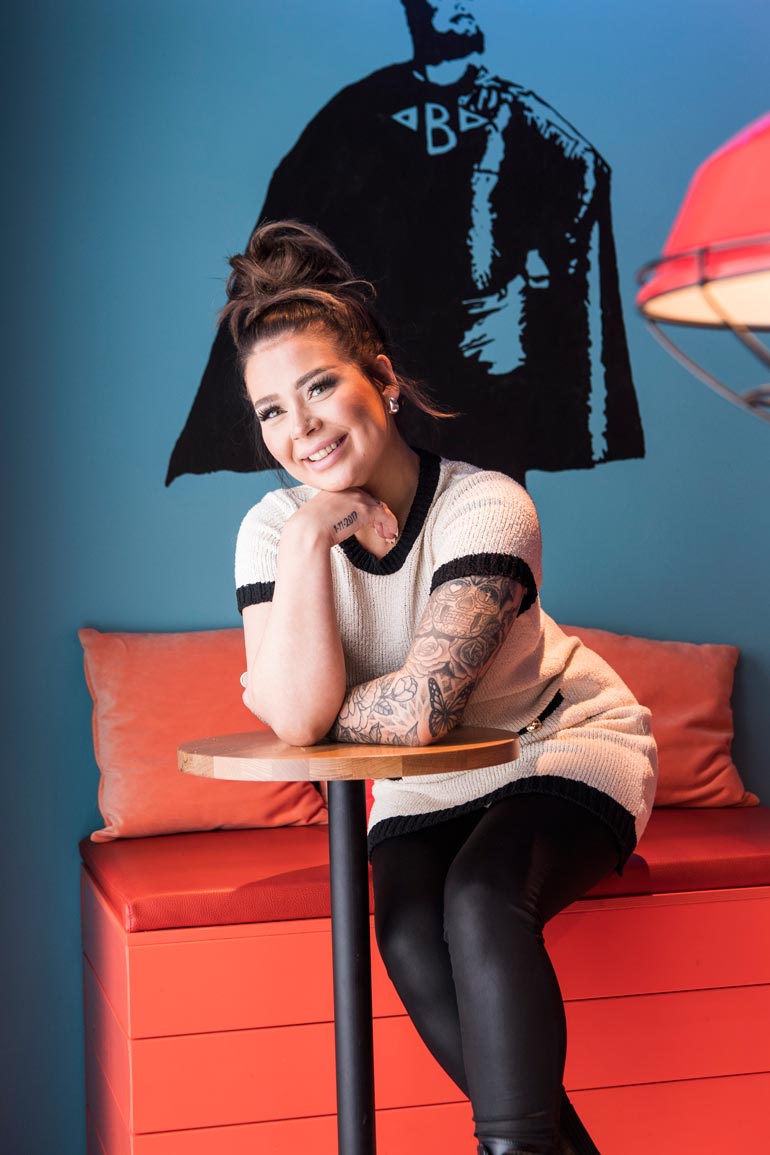 Jenna toivoo löytävänsä elämänsä rakkauden, mutta toistaiseksi hän ei ole tavannut sitä oikeaa. – Monet haluavat kumppanikseen vakaan ja rauhallisen ihmisen, enkä ole kumpaakaan noista, hän naureskelee.