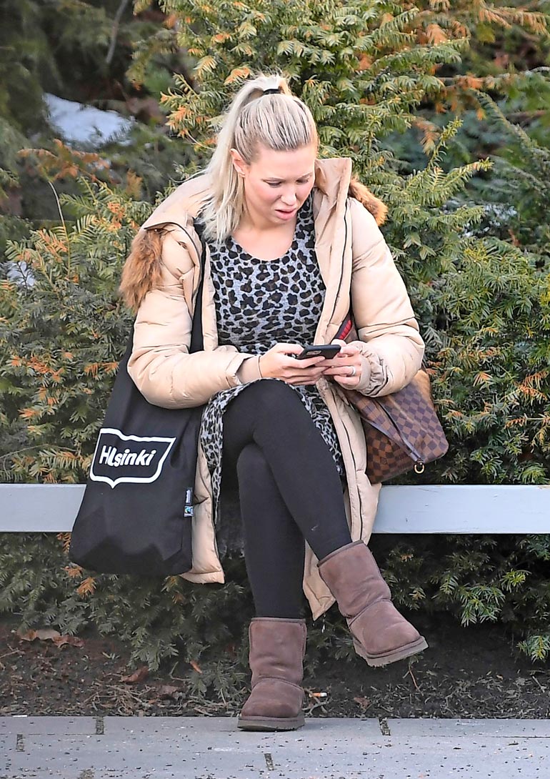 Arkinen vaaleaverikkö näpytteli pihalla kännykkäänsä närkästyneenä.