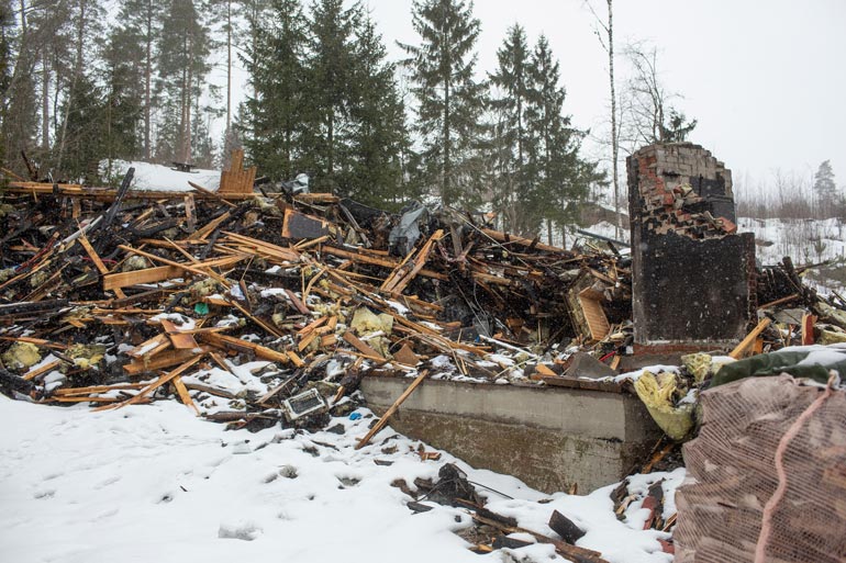 Seiskan vierailessa Kausalassa talon raunioista leijui yhä vahva savun haju.