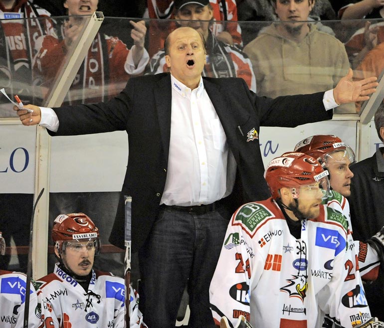 Tamin kattila alkoi keittää yli kaudella 2009–10 hänen työskennellessään Vaasan Sportissa. –Olin yhtä aikaa sekä päävalmentaja että firman toimitusjohtaja. Se oli liikaa.