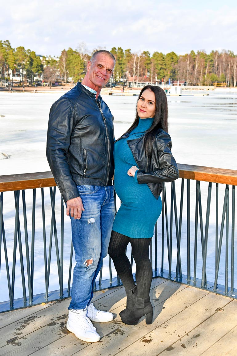 Mika Ounaskari, 57, ja Titta, 26, odottavat parhaillaan ensimmäistä yhteistä lastaan. – Tyttövauvamme pitäisi syntyä kesäkuussa, fitnesspariskunta iloitsee.