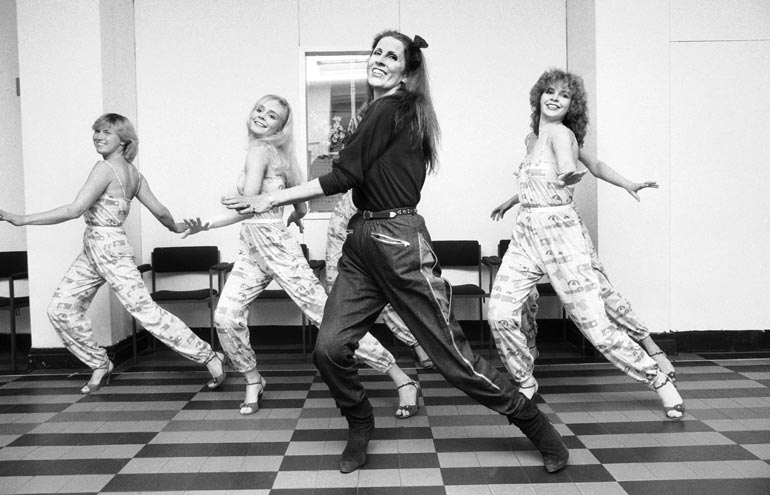 Aira ei näytä muuttuvan lainkaan. Tanssitunti tasan 40 vuoden takaa.