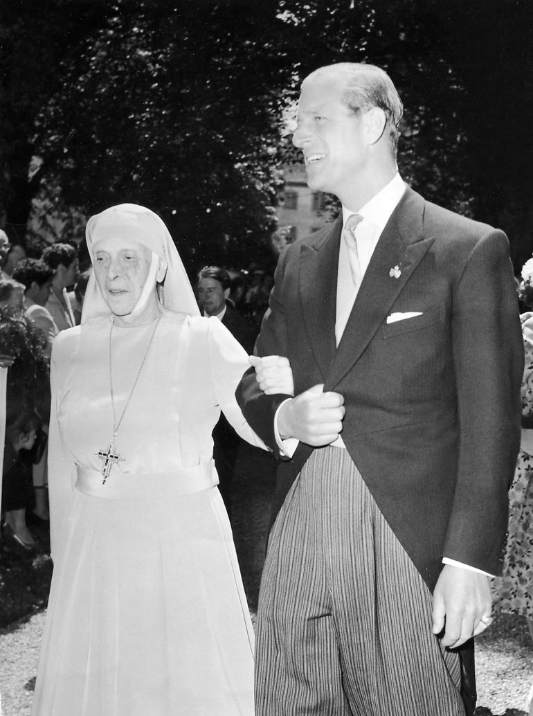 Alice-äiti Philipin käsikynkässä 1950-luvun alussa. Alice eli hermoromahduksesta toivuttuaan loppuelämänsä luostarissa.