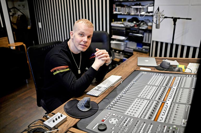 Elastinen on johtanut vuosia Rähinä Recordsia, jonka tallissa ovat olleet muun muassa Cheek, Uniikki ja Redrama.
