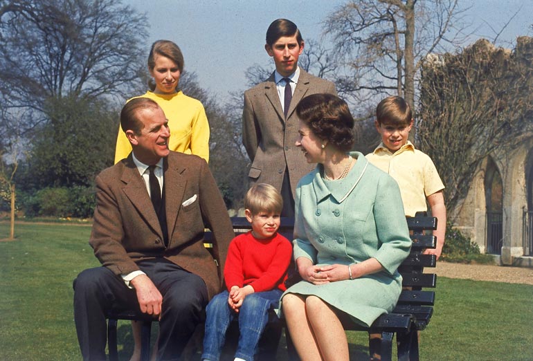 Kuninkaallinen perhe keväällä 1968. Isänsä ja äitinsä takana keskellä seisoo hovin seuraava kruununperijä Charles.
