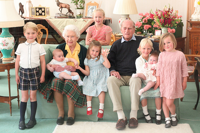 Kuningatar Elisabet, prinssi Philip, George, Charlotte, Louis, Isla, Savannah, Mia, Lena