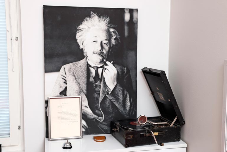 Einsteinin aito kirje ja lähes 90-vuotias grammari ovat Paulan aarteita.