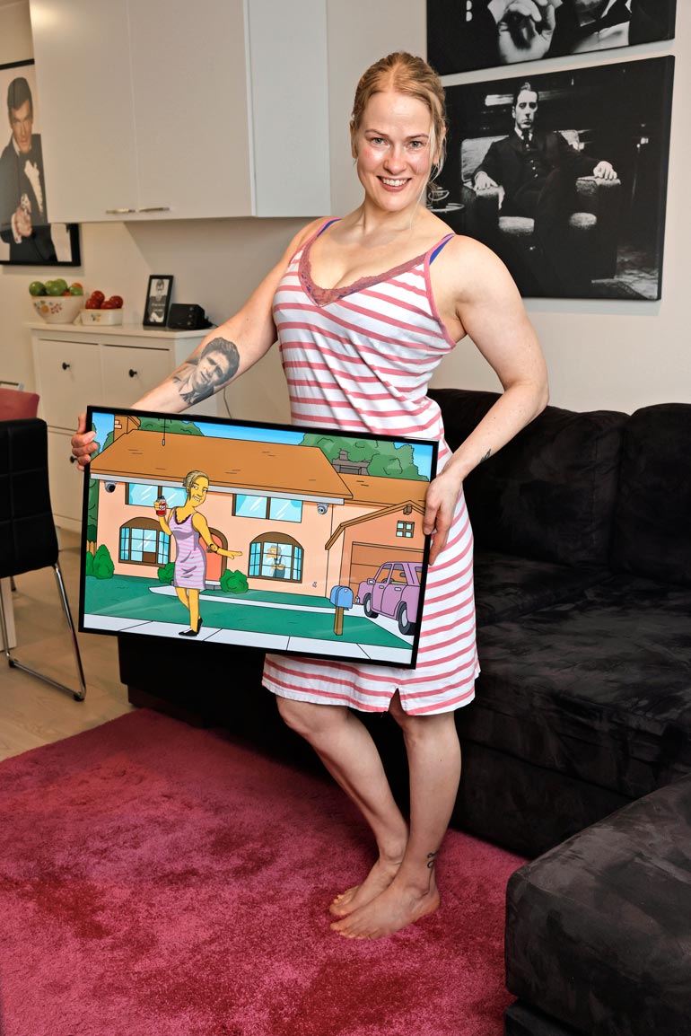 Simpsoneiden tyyliin tehdyssä taulussa Paulalla on yllään Big Brother -talossakin käyttämänsä yöpaita.