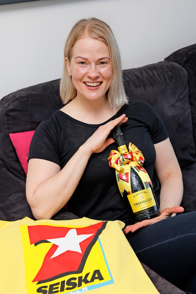 – Kiitos tuparilahjasta, Seiska! Paula sanoo ja nauttii kuohujuomastaan.