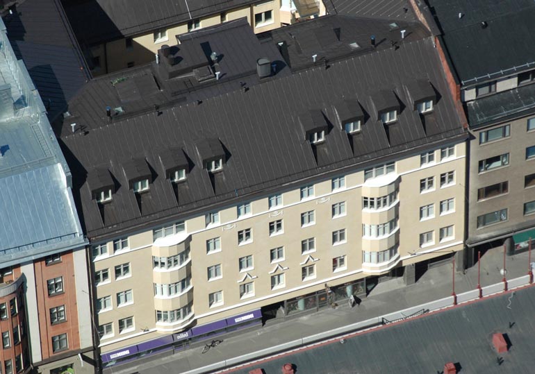 Kallis kämppä sijaitsee eteläisessä Helsingissä aivan meren tuntumassa ja on tunnettua bilealuetta.