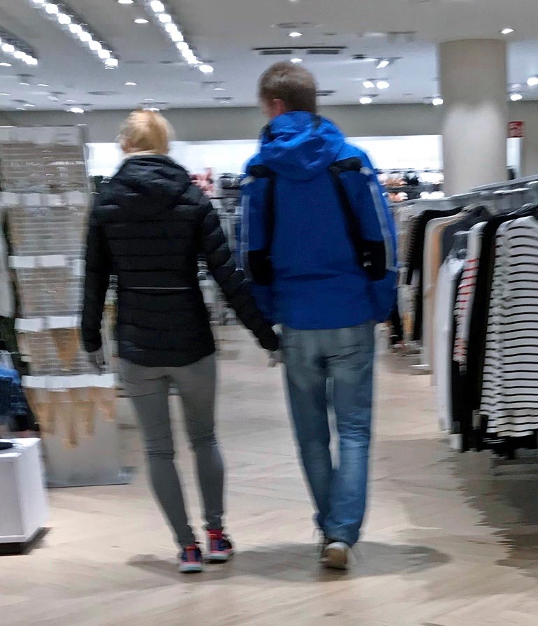 Pariskunta ei peitellyt rakkauttaan, vaan he kävelivät kauppakeskuksessa käsi kädessä.